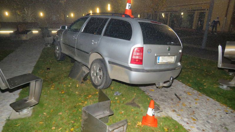 Mladý nezmar bez řidičáku dojezdil, auto mu po další honičce na Hodonínsku vzali